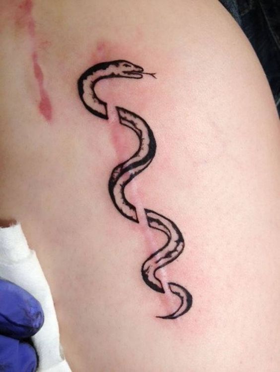 Hình xăm rắn trên vai, phong cách blackwork, chi tiết đơn giản, độ phân giải HD.