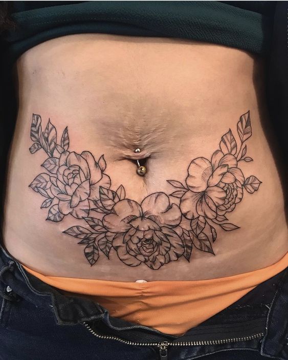 Hình xăm hoa ở bụng, phong cách blackwork chi tiết, độ phân giải HD.