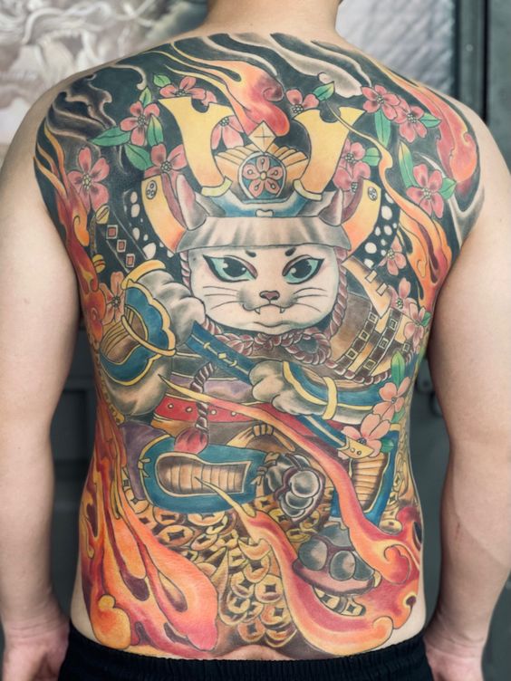 Hình xăm samurai mèo, phong cách màu sắc, trên lưng, chi tiết cao, HD.