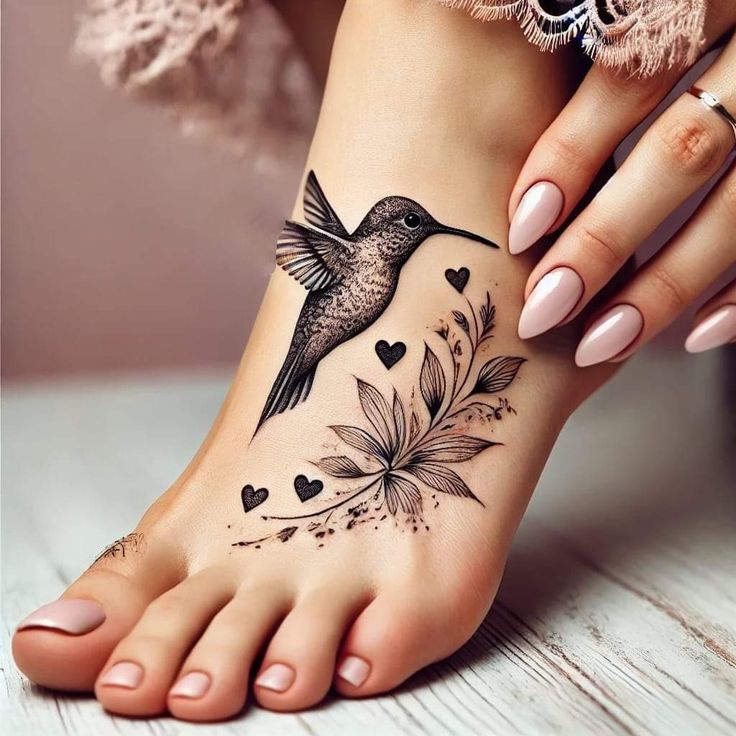 Hình xăm chim ruồi và hoa trên bàn chân, phong cách blackwork chi tiết, độ phân giải HD.