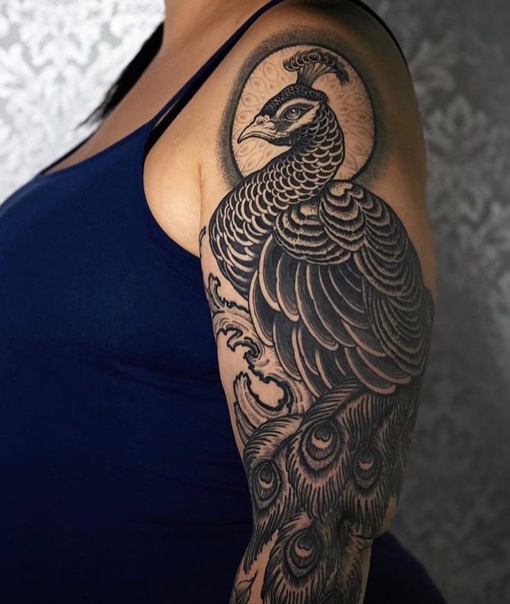 Hình xăm công trên cánh tay, phong cách blackwork chi tiết, độ phân giải HD.