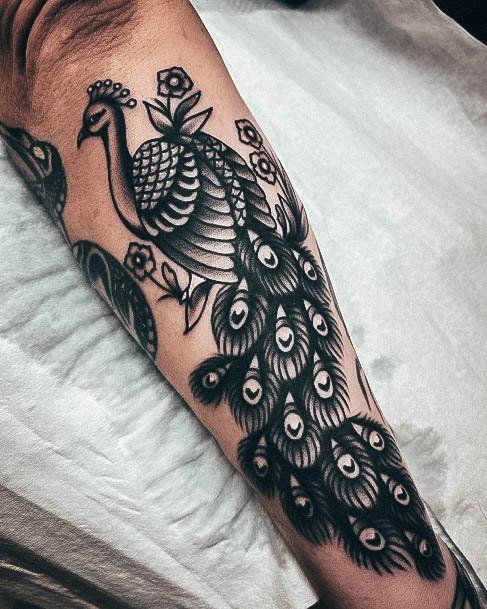 Hình xăm công trên tay, phong cách blackwork chi tiết, ảnh HD.