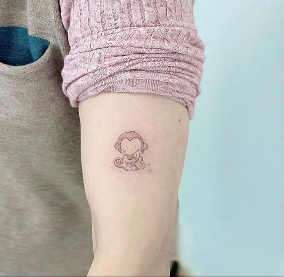 hình xăm cho người tuổi thân Hình xăm mini chú khỉ dễ thương trên cánh tay, phong cách đơn giản, ảnh HD.