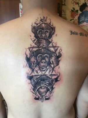 hình xăm cho người ưa thích sự thông minh Hình xăm ba con khỉ trên lưng, phong cách blackwork chi tiết, độ phân giải HD.
