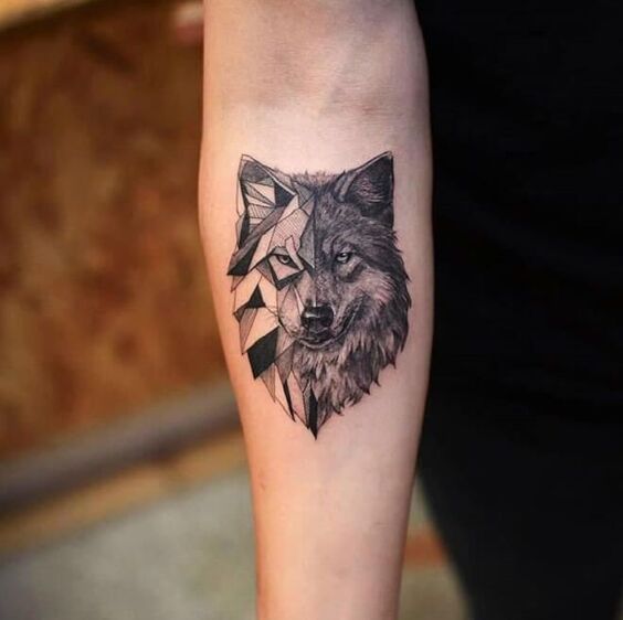 hình xăm chó sói ở cánh tay mẫu 1 Hình xăm sói hình học trên cẳng tay, phong cách blackwork, chi tiết rõ nét, độ phân giải HD.