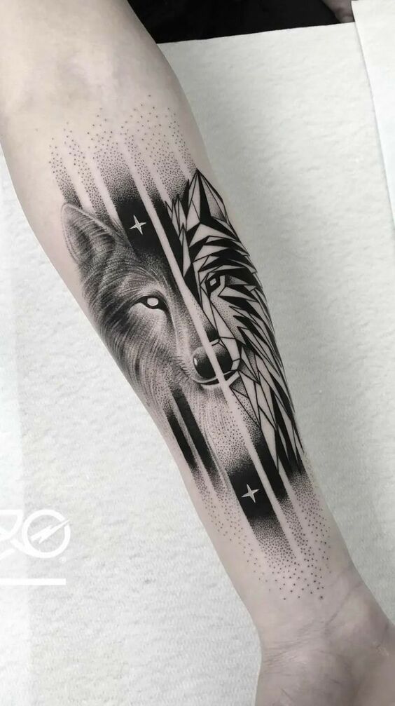 xăm chó sói ở cánh tay mẫu 2 Hình xăm sói phong cách blackwork trên cánh tay, chi tiết, độ phân giải HD.