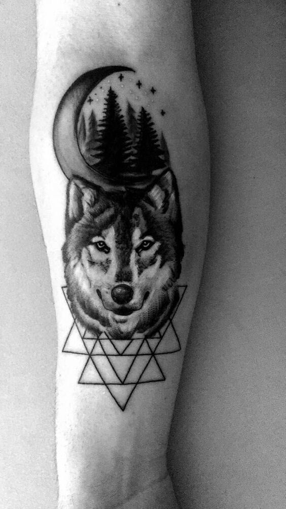 hình xăm chó sói ở cánh tay mẫu 5 Hình xăm sói phong cách blackwork ở cẳng tay, chi tiết, độ phân giải HD.