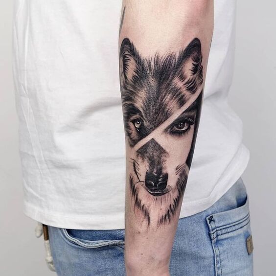 hình xăm chó sói ở cánh tay mẫu 8 Hình xăm sói và mặt người, phong cách blackwork, trên cẳng tay, chi tiết cao, độ phân giải HD.