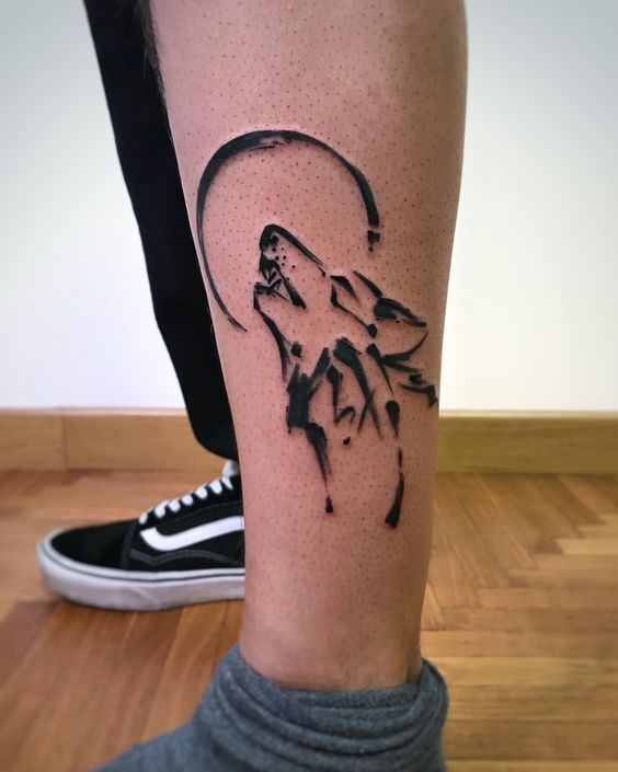 Hình xăm chó sói tối giản Hình xăm sói blackwork trên bắp chân, phong cách đơn giản, độ phân giải HD.