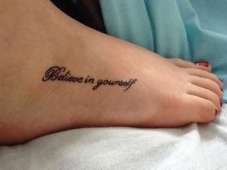 Tattoo 'believe in yourself' cho nữ ở bàn chân Hình xăm chữ "Believe in yourself" trên bàn chân, phong cách chữ viết tay, ảnh độ phân giải trung bình.
