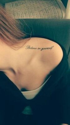 Tattoo 'believe in yourself' trên vai Hình xăm chữ "Believe in yourself" trên vai, phong cách tối giản, ảnh HD.