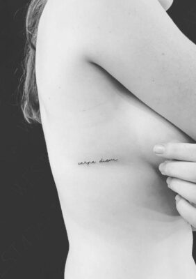 Hình xăm chữ đơn giản bên sườn, phong cách blackwork, ảnh HD chi tiết.