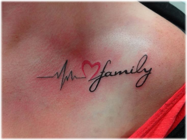 Hình xăm chữ 'gia đình' mini đa sắc màu Hình xăm nhịp tim và chữ "family" trên vai, phong cách tối giản, màu đen và đỏ, độ phân giải HD.
