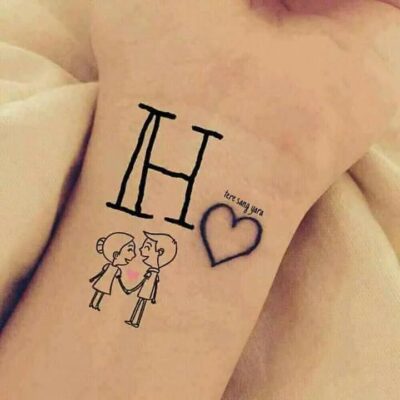 Hình xăm tình yêu mini trên cổ tay, phong cách đơn giản, độ phân giải HD.