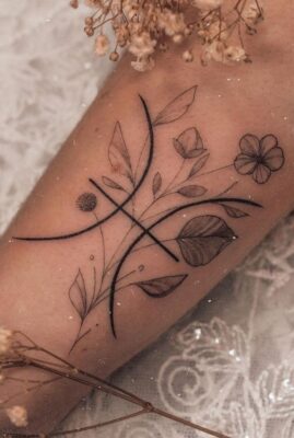 Hình xăm hoa phong cách blackwork trên cánh tay, chi tiết tinh tế, ảnh HD.