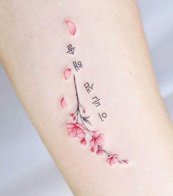 Hình xăm hoa anh đào mini trên tay, phong cách màu nước, độ chi tiết cao, ảnh HD.