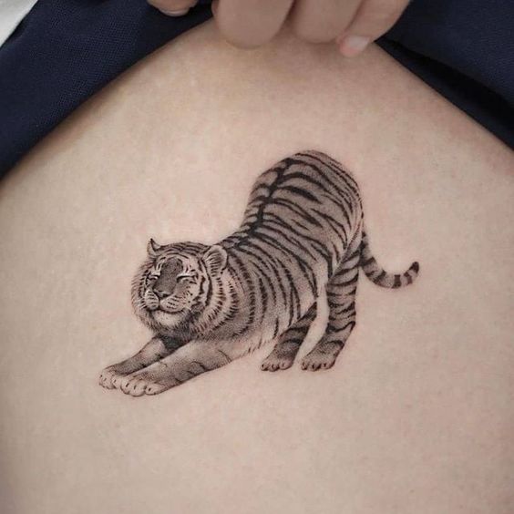 Hình xăm hổ mini trên eo, phong cách blackwork chi tiết, độ phân giải HD.