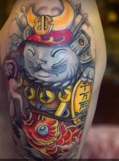 Hình xăm chú mèo samurai và cá chép Hình xăm mèo thần tài samurai trên tay, phong cách màu sắc chi tiết, ảnh HD.