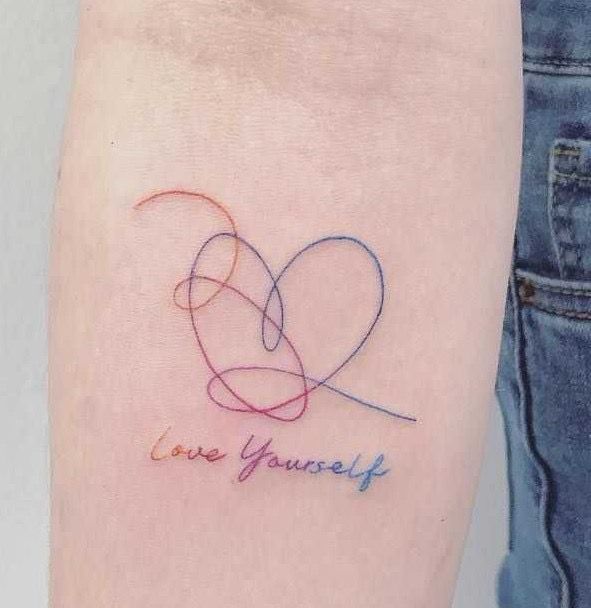 Hình xăm mini chữ "Love Yourself" phong cách màu nước trên tay, độ chi tiết cao, ảnh HD.