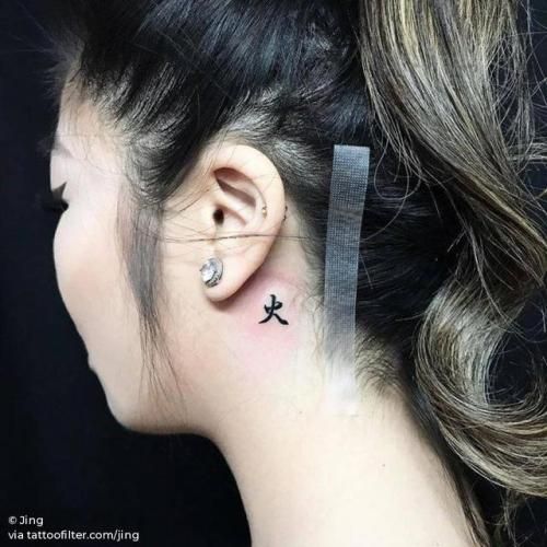Hình xăm chữ sau tai phong cách blackwork, chi tiết nhỏ, ảnh HD.