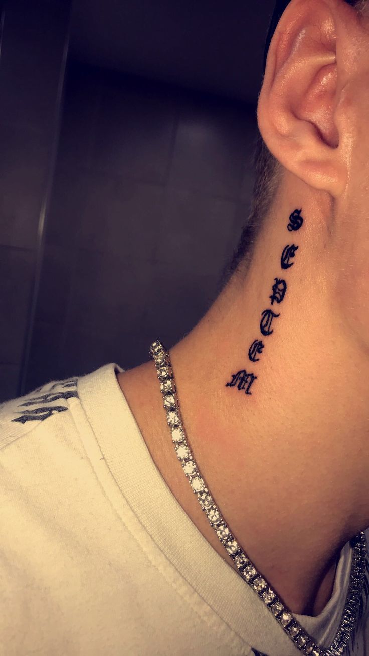 Hình xăm chữ dọc cổ, phong cách blackwork, chi tiết rõ nét, độ phân giải HD.