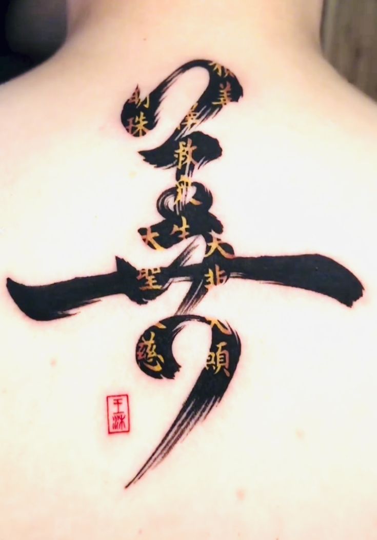 Hình xăm chữ Kanji sau lưng, phong cách blackwork chi tiết, ảnh HD.