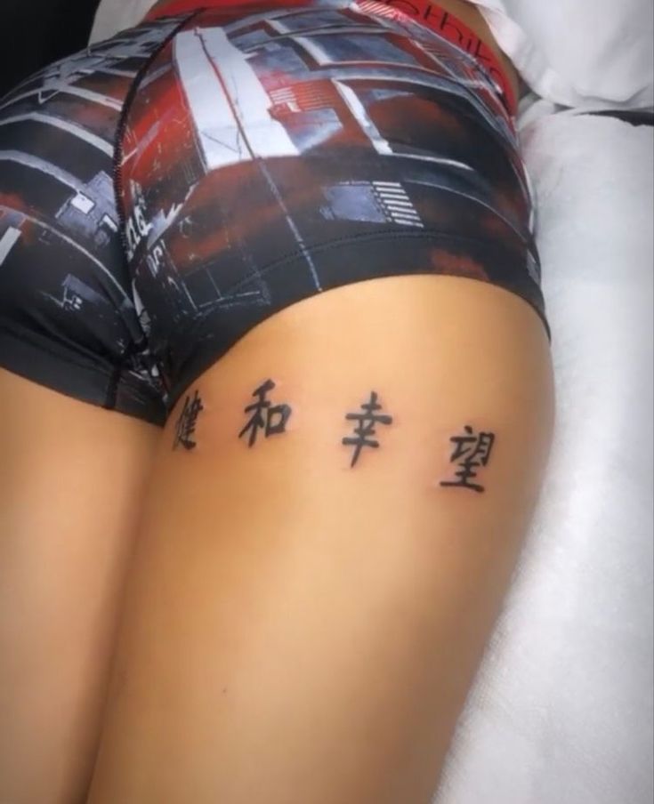 Hình xăm chữ Hán trên đùi, phong cách blackwork, ảnh HD, chi tiết rõ nét.