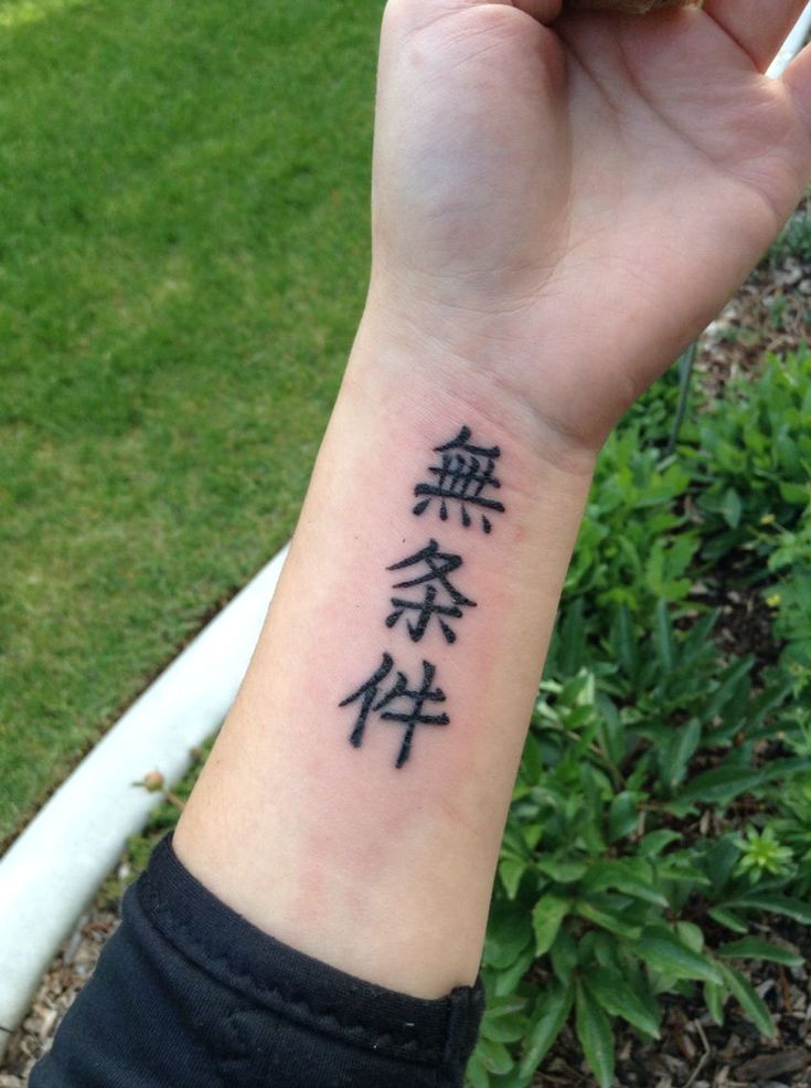 Hình xăm chữ Hán trên cổ tay, phong cách blackwork, chi tiết rõ nét, ảnh 1080x1920.