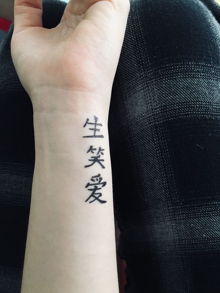 Hình xăm chữ Hán trên cổ tay, phong cách blackwork đơn giản, độ phân giải HD.