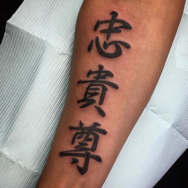 Hình xăm chữ Hán trên cánh tay, phong cách blackwork chi tiết, độ phân giải HD.