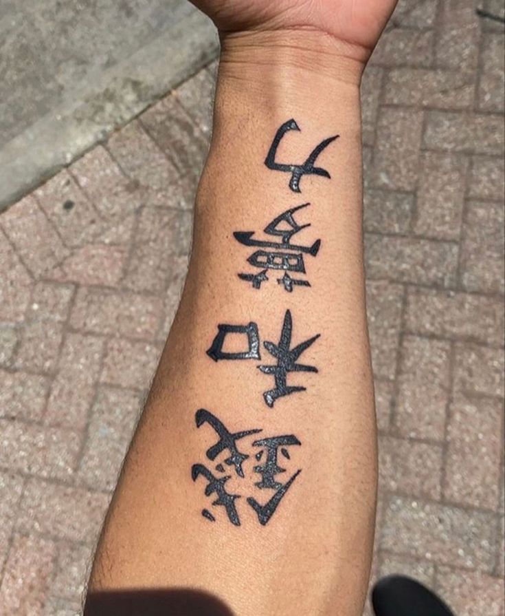 Hình xăm chữ Hán trên cánh tay, phong cách blackwork, độ chi tiết cao, ảnh HD.