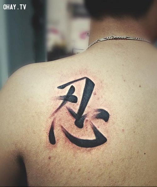 Hình xăm ký tự Trung Quốc trên vai, phong cách blackwork, ảnh HD chi tiết.