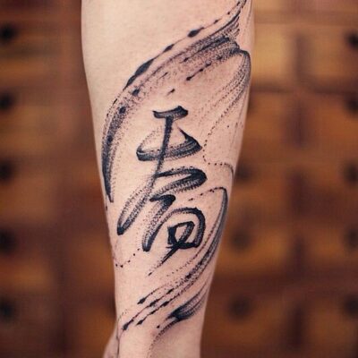 hình xăm chữ Trung Quốc nghệ thuật Hình xăm ký tự Nhật Bản trên tay, phong cách blackwork, chi tiết rõ nét, ảnh độ phân giải HD.