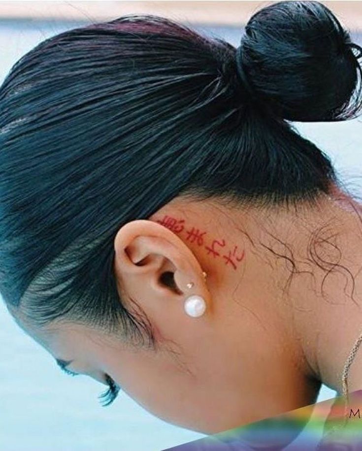 Hình xăm chữ đỏ sau tai, phong cách đơn giản, ảnh HD.