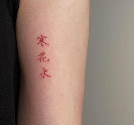 hình xăm chữ Trung Quốc mini ấn tượng Hình xăm chữ Hán ở cánh tay, phong cách tối giản, màu đỏ, độ phân giải HD.