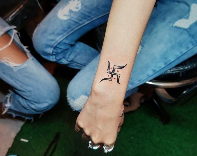 Hình xăm hình học trên cổ tay, phong cách blackwork, chi tiết rõ nét, độ phân giải HD.