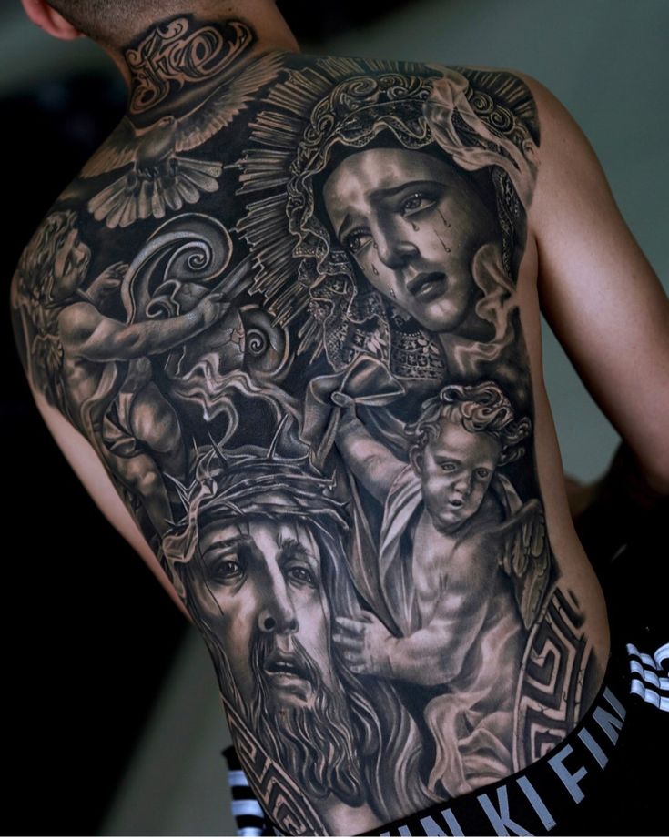 Hình xăm tôn giáo chi tiết trên lưng, phong cách blackwork, độ phân giải HD.