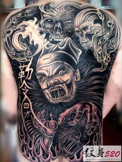 Hình xăm ma quỷ trên lưng, phong cách blackwork chi tiết, độ phân giải HD.