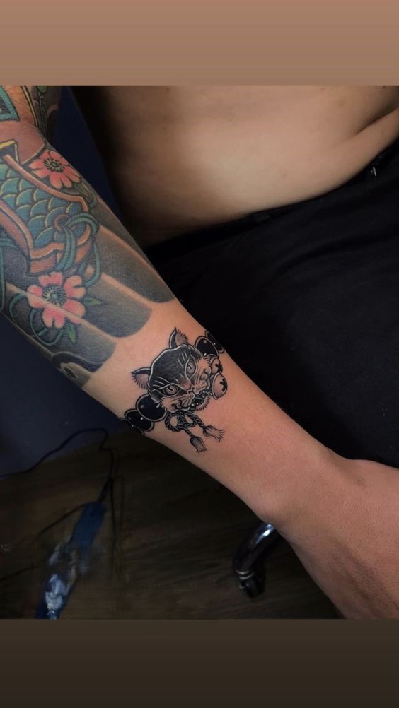 Hình xăm mèo phong cách blackwork trên cẳng tay, chi tiết, độ phân giải HD.