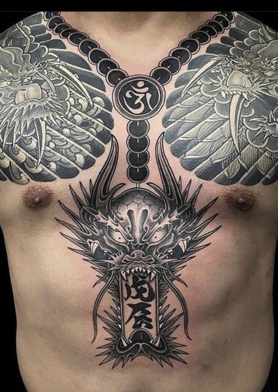 Hình xăm rồng trên ngực phong cách blackwork chi tiết, độ phân giải HD.