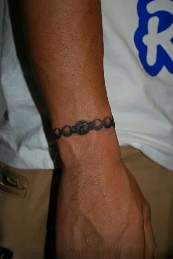 Hình xăm vòng tay blackwork tinh tế ở cổ tay, chi tiết rõ nét, ảnh HD.