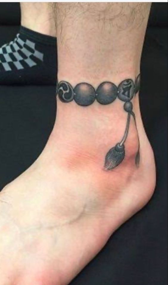 Hình xăm vòng chuỗi cổ chân phong cách blackwork, chi tiết, độ phân giải HD.