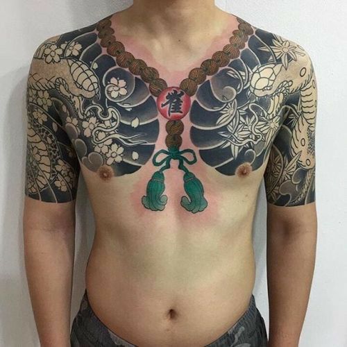 Hình xăm rồng và hoa phong cách cổ điển trên ngực và tay, chi tiết cao, ảnh HD.