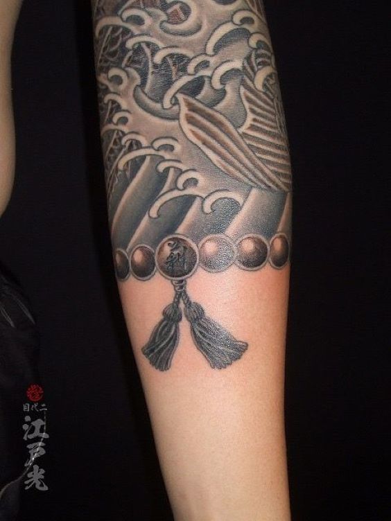 Hình xăm tay phong cách blackwork chi tiết, chủ đề sóng và chuỗi hạt, độ phân giải HD.
