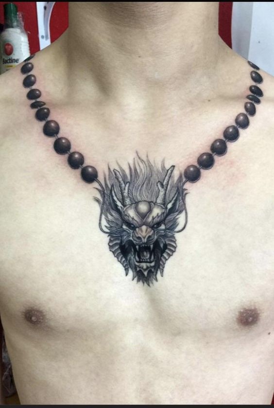 Hình xăm rồng blackwork trên ngực, chi tiết cao, phong cách mạnh mẽ, độ phân giải HD.