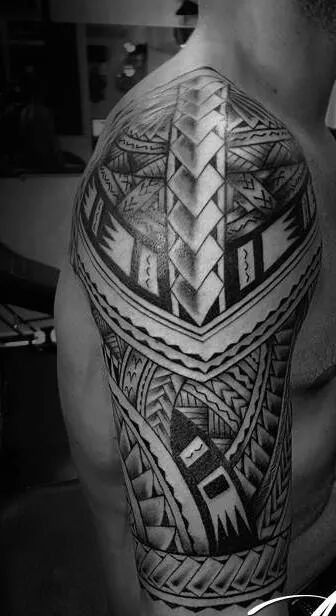 Hình xăm Polynesian trên bắp tay, phong cách blackwork chi tiết, ảnh HD.