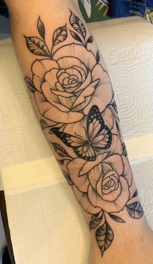 Hình xăm hoa và bướm trên cánh tay, phong cách blackwork chi tiết, ảnh HD.
