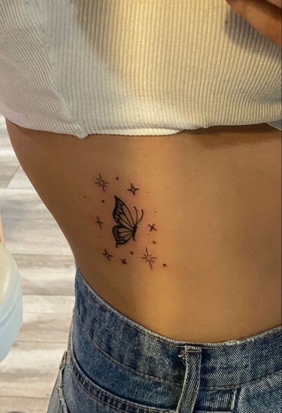 Hình xăm bướm mini trên eo, phong cách blackwork, chi tiết tinh tế, độ phân giải HD.