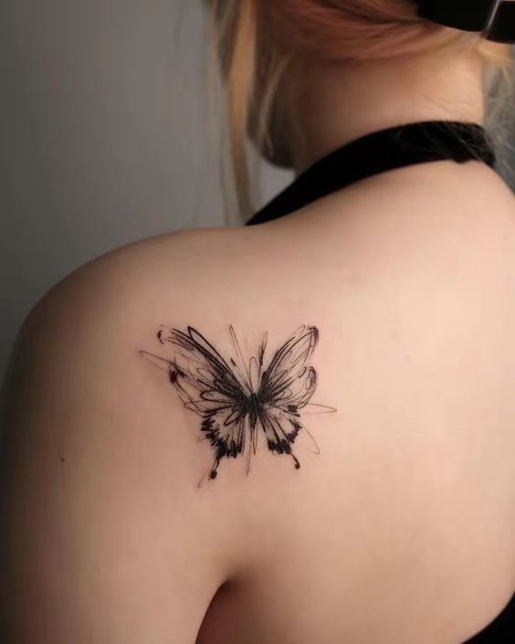 Hình xăm bướm trên vai, phong cách blackwork tinh tế, ảnh HD chi tiết.