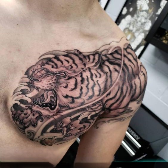 Hình xăm hổ trên ngực, phong cách blackwork, chi tiết cao, độ phân giải HD.